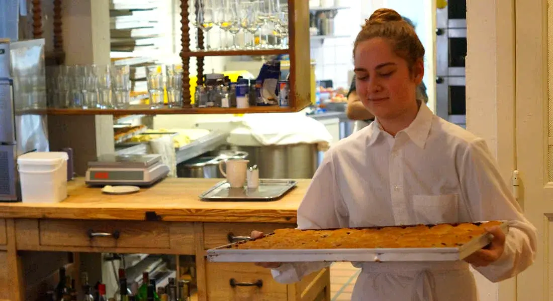 Frisch gebackenes Kuchenblech wird getragen