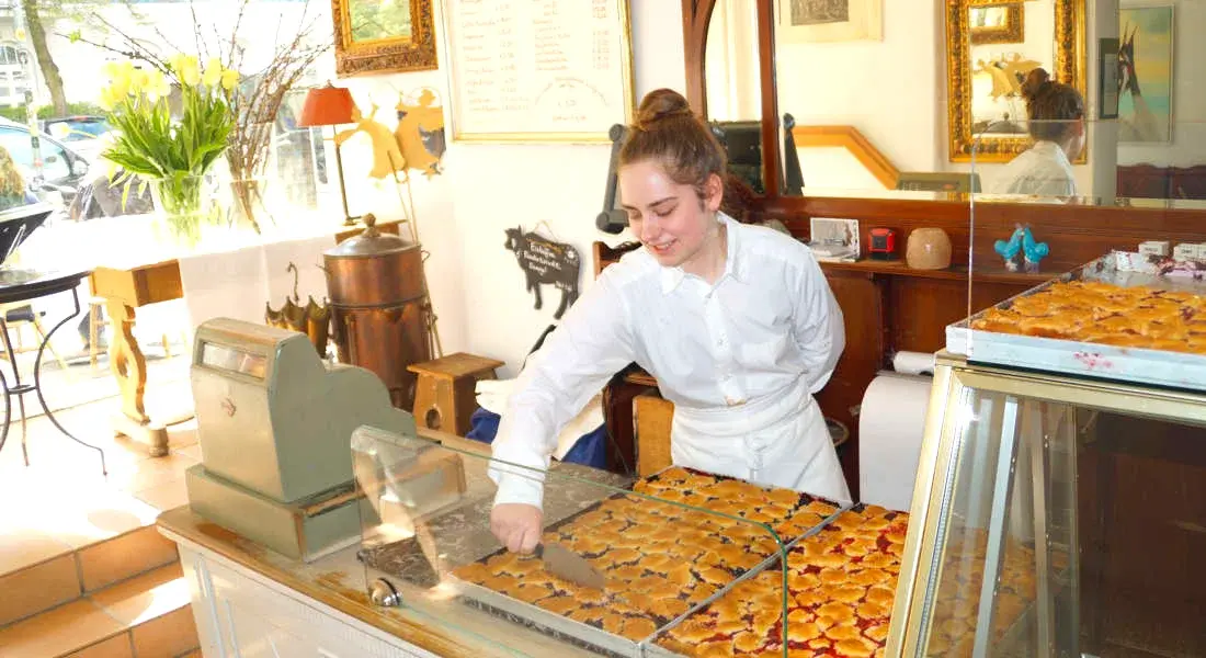 Historische Theke im Petit Café Eppendorf mit Kuchentresen, Kupferkanne und alter Kasse